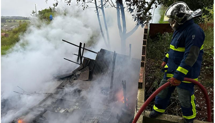 Laranjeiras - Incêndio destrói residência no bairro Água Verde 